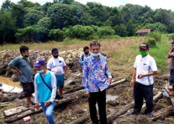 Kepala Dinas Pertanian Barito Utara Setia Budi meninjau perbaikan saluran irigasi di Desa Baliti Kecamatan Gunung Timang. (ANT/IST)