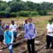 Kepala Dinas Pertanian Barito Utara Setia Budi meninjau perbaikan saluran irigasi di Desa Baliti Kecamatan Gunung Timang. (ANT/IST)