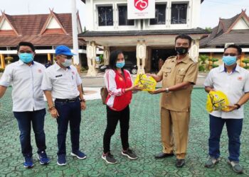 Wakil Bupati Barito Utara Sugianto Panala Putra didampingi Ketua KONI setempat H El Ronny dan Sekretaris Simamoraturahman menyerahkan secara simbolis APD dan kelengkapan lainnya kepada perwakilan atlet di halaman kantor bupati setempat di Muara Teweh,Senin (5/10/2020). (ANT/IST)