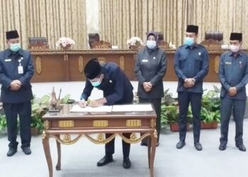 Bupati Barito Utara H Nadalsyah menandatangani nota kesepakatan KUA-PPAS 2021 di saksikan Ketua DPRD setempat Hj Mery Rukaini di gedung DPRD di Muara Teweh, Selasa (27/10/2020). (ANT/IST)