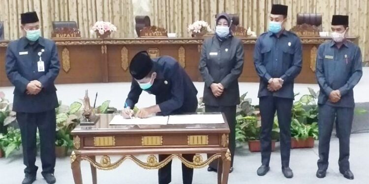 Bupati Barito Utara H Nadalsyah menandatangani nota kesepakatan KUA-PPAS 2021 di saksikan Ketua DPRD setempat Hj Mery Rukaini di gedung DPRD di Muara Teweh, Selasa (27/10/2020). (ANT/IST)