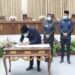 Bupati Barito Utara H Nadalsyah menandatangani nota kesepakatan KUA-PPAS 2021 di saksikan Ketua DPRD setempat Hj Mery Rukaini di gedung DPRD di Muara Teweh, Selasa (27/10/2020). (ANT/IST)