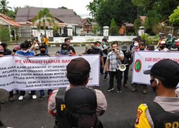 DPC FSP-KEP SPSI Rama Yudi menyampaikan orasi di depan Kantor DPRD Bartim di Tamiang Layang, Senin (19/10). (ANT)