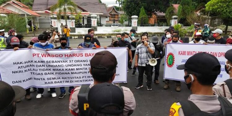 DPC FSP-KEP SPSI Rama Yudi menyampaikan orasi di depan Kantor DPRD Bartim di Tamiang Layang, Senin (19/10). (ANT)