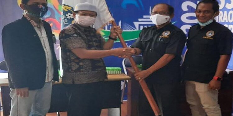 Ketua Askab PSSI Kapua periode 2016-2020 Aspiansyah Uman menyerahkan bendera pengurus PSSI kepada ketua terpilih Samudi, usai Kongres Askab PSSI Kapuas, Minggu (25/10). (ANT/IST)