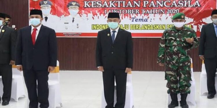 Bupati Lamandau Hendra Lesmana dan Wabup Lamandau Riko Porwanto saat mengikuti hari pancasila secara virtual di aula Setda Lamandau, kemarin. (ANT/IST)