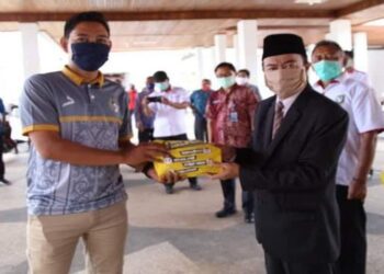 Bupati Seruyan Yulhaidir saat menyerahkan bantuan APD kepada para atlet, di Kuala Pembuang, Kamis (1/10/2020). (ANT/Dok Pribadi)