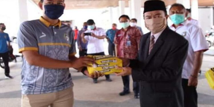 Bupati Seruyan Yulhaidir saat menyerahkan bantuan APD kepada para atlet, di Kuala Pembuang, Kamis (1/10/2020). (ANT/Dok Pribadi)