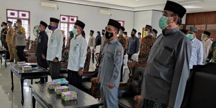 Bupati Sukamara H Windu Subagio didampingi Wakil Bupati Sukamara H Ahmadi saat menghadiri Musda IV MUI Kabupaten Sukamara di Gedung Gawi Barinjam, Selasa (20-10-2020). (ANT)