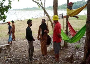 Plt Kepala Dinas Kebudayaan, Pariwisata, Kepemudaan dan Olahraga Barito Utara, Hj Annisa Cahyawati mengunjungi objek wisata Kampung Shinobi yang berada di sebelah kanan Buper Panglima Batur Desa Trahean Kecamatan Teweh Selatan, Senin (5/10/2020). (ANT/IST)