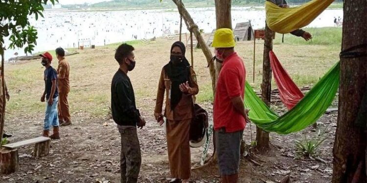 Plt Kepala Dinas Kebudayaan, Pariwisata, Kepemudaan dan Olahraga Barito Utara, Hj Annisa Cahyawati mengunjungi objek wisata Kampung Shinobi yang berada di sebelah kanan Buper Panglima Batur Desa Trahean Kecamatan Teweh Selatan, Senin (5/10/2020). (ANT/IST)