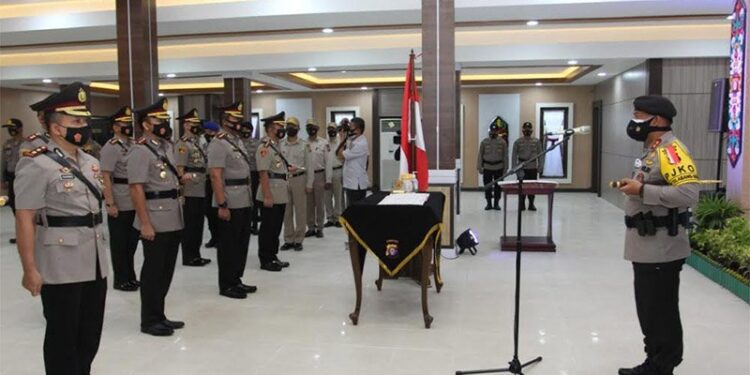 Kapolda Kalteng Irjen Pol Dedi Prasetyo memimpin jalannya serah terima jabatan enam kapolres di jajarannya yang dilaksanakan di Aula Arya Dharma mapolda setempat Kota Palangka Raya, Jumat (23/10/2020). (ANT/IST)