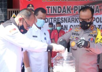Kapolda Kalteng Irjen Pol Dedi Prasetyo (kanan) memusnahkan sabu satu kilo didampingi Kombes Pol Bonny Djianto (kiri) dan Kepala BNNP Kalteng Brigjen Pol Edy Swasono (tengah) di halaman Mapolda Kalteng, Selasa (13/10/2020). (ANT/IST)