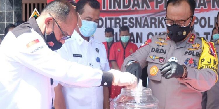 Kapolda Kalteng Irjen Pol Dedi Prasetyo (kanan) memusnahkan sabu satu kilo didampingi Kombes Pol Bonny Djianto (kiri) dan Kepala BNNP Kalteng Brigjen Pol Edy Swasono (tengah) di halaman Mapolda Kalteng, Selasa (13/10/2020). (ANT/IST)
