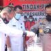 Kapolda Kalteng Irjen Pol Dedi Prasetyo (kanan) memusnahkan sabu satu kilo didampingi Kombes Pol Bonny Djianto (kiri) dan Kepala BNNP Kalteng Brigjen Pol Edy Swasono (tengah) di halaman Mapolda Kalteng, Selasa (13/10/2020). (ANT/IST)