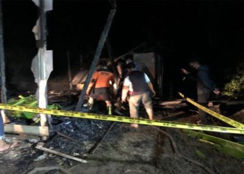 Polisi melakukan olah TKP di lokasi terbakarnya sebuah rumah yang mengakibatkan penghuni rumah meninggal dunia di Desa Sikui Kecamatan Teweh Baru, Jumat (2/10/2020) malam. (ANT/IST)