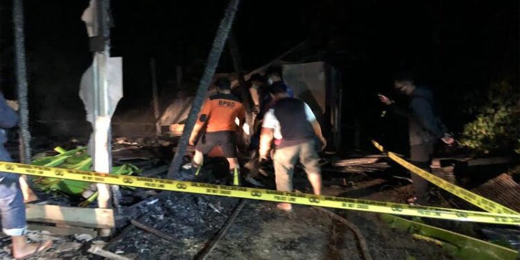 Polisi melakukan olah TKP di lokasi terbakarnya sebuah rumah yang mengakibatkan penghuni rumah meninggal dunia di Desa Sikui Kecamatan Teweh Baru, Jumat (2/10/2020) malam. (ANT/IST)