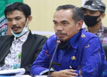 Kepala Dinas Pendidikan Seruyan Masrohim (batik biru) di Kuala Pembuang, baru-baru ini. (ANT/Dokumentasi Pribadi)