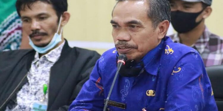 Kepala Dinas Pendidikan Seruyan Masrohim (batik biru) di Kuala Pembuang, baru-baru ini. (ANT/Dokumentasi Pribadi)