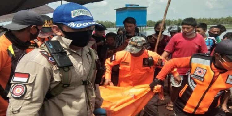 Tim gabungan yang terlibat melakukan pencarian jasad bocah yang tenggelam di Sungai Kahayan, mengevakuasi jasad tersebut setelah berhasil ditemukan di dasar sungai tersebut pada Rabu (7/10/2020). (ANT/Dok Pribadi)