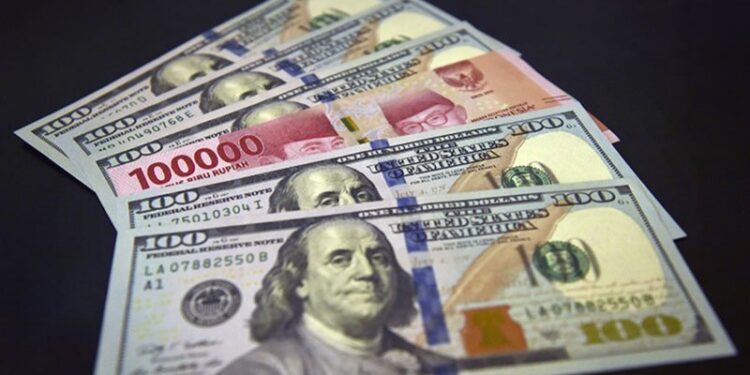 Lembaran mata uang rupiah dan dollar AS diperlihatkan di salah satu jasa penukaran valuta asing di Jakarta. (ANTARA FOTO/PUSPA PERWITASARI)