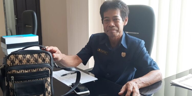 Legislator Gumas Riantoe menunjukkan tas purun miliknya, yang merupakan produk pelaku UMKM asal Kecamatan Sepang. (ANT)