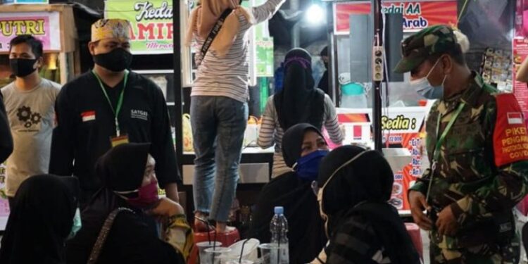 Dokumentasi. Satgas Penanganan COVID-19 Kota Palangka Raya melakukan operasi yustisi protokol kesehatan di rumah makan. (ANT)