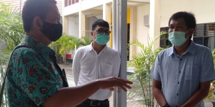 Kepala Kantor ATR/BPN Palangka Raya, Budhy Sutrisno (kiri) saat berdialog dengan sejumlah pegawainya. (ANT)