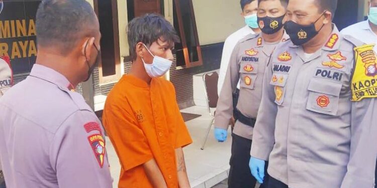 Kapolresta Palangka Raya, Kalimantan Temgah Kombes Pol Dwi Tunggal Jaladri (kanan) menginterograsi tersangka pencabulan di Palangka Raya, Senin (26/10/2020). (ANT/IST)