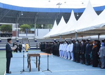 Bupati Barito Utara H Nadalsyah melantik dan mengambil sumpah janji jabatan 280 pejabat di lingkup Pemkab setempat di Arena Tiara Batara Muara Teweh, Kamis (22/10/2020). (ANT/IST)