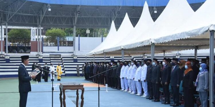 Bupati Barito Utara H Nadalsyah melantik dan mengambil sumpah janji jabatan 280 pejabat di lingkup Pemkab setempat di Arena Tiara Batara Muara Teweh, Kamis (22/10/2020). (ANT/IST)
