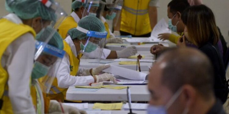 Petugas melakukan pemeriksaan dokumen perjalanan penumpang pesawat yang tiba di Terminal Domestik Bandara Internasional I Gusti Ngurah Rai, Bali, Senin (1/6/2020). Pemeriksaan tersebut dilakukan untuk memastikan seluruh penumpang yang tiba di Bandara Ngurah Rai negatif COVID-19 dengan menunjukkan surat keterangan hasil uji 'swab' dengan metode 'Polymerase Chain Reaction' (PCR). (ANT)