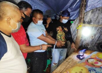 Warga Kabupaten Kotim berinisial TW (36) saat menunjukan barang bukti kepada anggota Polda Kalteng sabu-sabu 163,2 gram dan 30 butir pil ektasi Jumat (16/10/2020). (ANT/IST)