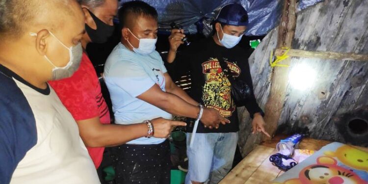 Warga Kabupaten Kotim berinisial TW (36) saat menunjukan barang bukti kepada anggota Polda Kalteng sabu-sabu 163,2 gram dan 30 butir pil ektasi Jumat (16/10/2020). (ANT/IST)