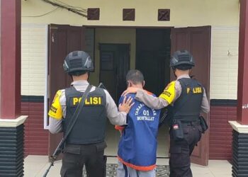 Yatim (50) pelaku pencabulan anak di bawah umur yang terjadi di wilayah hukum Polsek Montallat diamankan anggota polsek setempat, Jumat (9/10/2020). (ANT/IST)