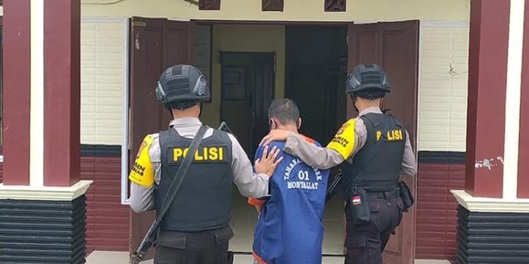 Yatim (50) pelaku pencabulan anak di bawah umur yang terjadi di wilayah hukum Polsek Montallat diamankan anggota polsek setempat, Jumat (9/10/2020). (ANT/IST)