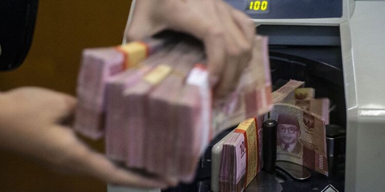 Petugas mengitung uang rupiah di salah satu gerai penukaran uang asing di Jakarta. ANTARA FOTO/Aprillio Akbar/foc.