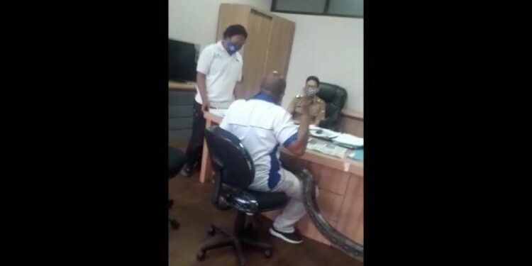 Seorang pria berinisial JH membawa ular piton saat minta jatah proyek ke Dinas PUPR Kabupaten Bandung Barat. (ANT/IST)