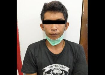 Tersangka persetubuhan anak di bawah umur Hongki (24) warga Kabupaten Barito Utara diamankan beserta barang buktinya ketika berada di Mapolres setempat, Senin (26/10/2020). (ANT/IST)