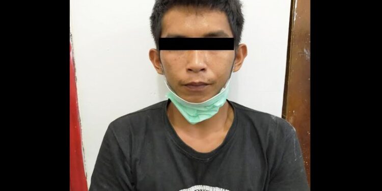 Tersangka persetubuhan anak di bawah umur Hongki (24) warga Kabupaten Barito Utara diamankan beserta barang buktinya ketika berada di Mapolres setempat, Senin (26/10/2020). (ANT/IST)
