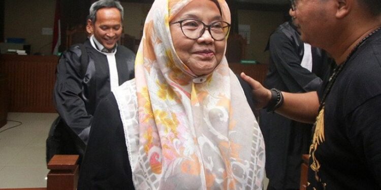 Mantan Menteri Kesehatan yang merupakan terpidana kasus suap alat kesehatan tahun 2005 Siti Fadilah Supari bergegas seusai menjalani sidang perdana Peninjauan Kembali (PK) kasus pengadaan alat kesehatan di Pengadilan Tipikor, Jakarta, Kamis (31/5/2015). (ANT)