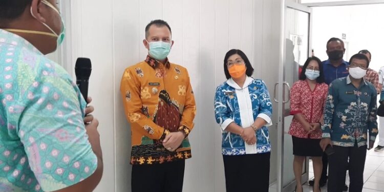 Bupati Gumas Jaya S Monong (batik kuning) dan Wabup Gumas Efrensia L.P. Umbing (batik biru) dan lainnya saat meninjau langsung gedung ruang isolasi COVID-19 UPT RSUD Kuala Kurun, Jumat (9/10/2020).