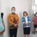 Bupati Gumas Jaya S Monong (batik kuning) dan Wabup Gumas Efrensia L.P. Umbing (batik biru) dan lainnya saat meninjau langsung gedung ruang isolasi COVID-19 UPT RSUD Kuala Kurun, Jumat (9/10/2020).