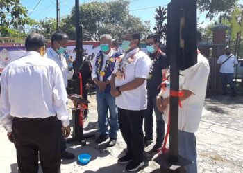 Cawagub Kalteng nomor urut 2 Edy Pratowo menjalani prosesi mamapas saat tiba di Kuala Kurun, Rabu (14/10/2020).
