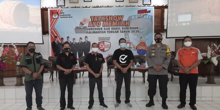 Wakapolres Gumas Kompol Theodorus Priyo Santosa (kanan kedua) bersama Ketua KPU Gumas Stepenson (kanan ketiga), Ketua Bawaslu Gumas Walman Tristianto (kiri ketiga) dan lainnya berfoto bersama usai pelaksanaan Talkshow Ayo Memilih di Kuala Kurun, Rabu (28/10/2020).