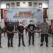 Wakapolres Gumas Kompol Theodorus Priyo Santosa (kanan kedua) bersama Ketua KPU Gumas Stepenson (kanan ketiga), Ketua Bawaslu Gumas Walman Tristianto (kiri ketiga) dan lainnya berfoto bersama usai pelaksanaan Talkshow Ayo Memilih di Kuala Kurun, Rabu (28/10/2020).