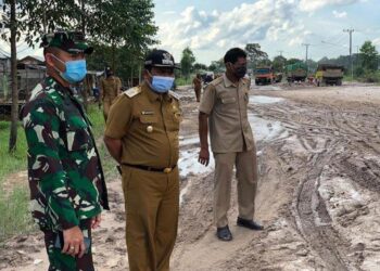 Wakil Bupati Kobar Ahmadi Riansyah didampingi Dandim 1014/Pbn Letkol Arh Drajad Tri Putro meninjau beberapa kerusakan di ruas jalan Pangkalan Bun - Kolam. (ANT/IST)