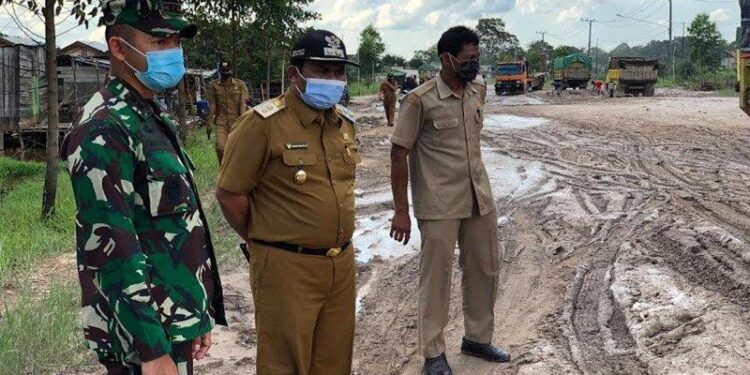 Wakil Bupati Kobar Ahmadi Riansyah didampingi Dandim 1014/Pbn Letkol Arh Drajad Tri Putro meninjau beberapa kerusakan di ruas jalan Pangkalan Bun - Kolam. (ANT/IST)