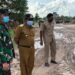 Wakil Bupati Kobar Ahmadi Riansyah didampingi Dandim 1014/Pbn Letkol Arh Drajad Tri Putro meninjau beberapa kerusakan di ruas jalan Pangkalan Bun - Kolam. (ANT/IST)
