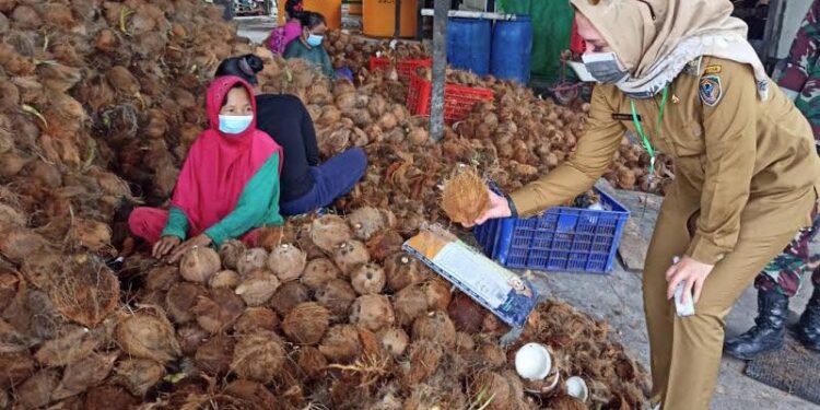 Wakil Bupati Seruyan Iswanti saat kunjungan kerja di tempat pengolahan virgin coconut oil di desa Sebamban, kecamatan Mentaya Hilir Selatan, Kotawaringin Timur, baru-baru ini. (ANT/Dokumentasi Pribadi)